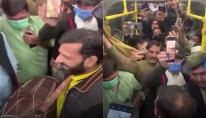 پشاور: بی آر ٹی بس میں ڈھول کی گونج، سواروں کے ٹھمکے
