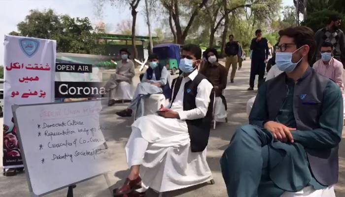 پشاور: تعلیمی اداروں کی بندش پر طلبہ کا منفرد احتجاج