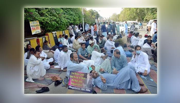 محکمہ تعلیم کی یقین دہانی پر 27 روز سے جاری ہیڈ ماسٹرز کا دھرنا مؤخر