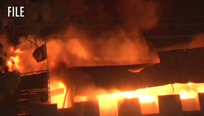 فیصل آباد: دستانہ فیکٹری میں آتشزدگی، 150 ملازمین بحفاظت نکال لیے