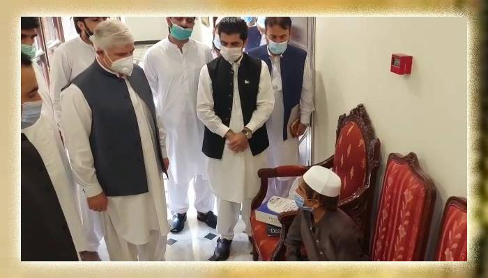 وزیر اعلیٰ محمود خان شوگر کے مریض یتیم بچے کے مسیحا بن گئے
