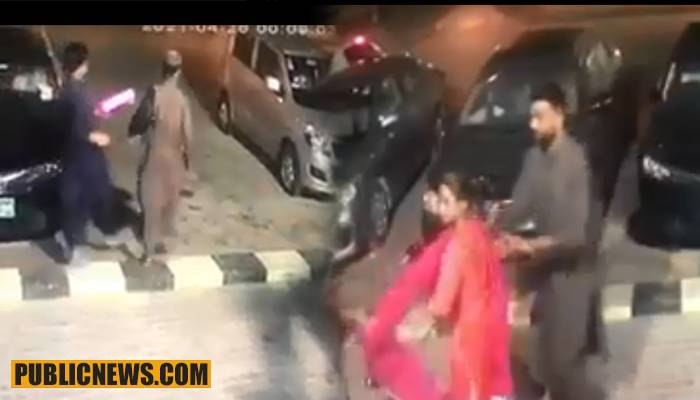 کراچی: ڈکیت خاتون اور مرد کو کھلے عام سڑک پر دوڑاتے رہے