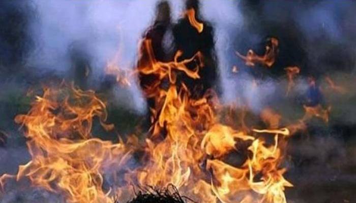 لاہور: شوہر نے گھریلو جھگڑے پر 5بچوں کی ماں کو آگ لگا دی