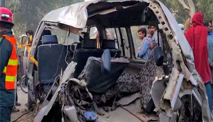 شیخوپورہ میں افسوسناک حادثہ، سکول وین ٹرین سے ٹکرا گئی