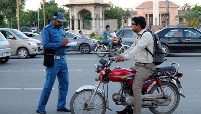 ون وے کی خلاف ورزی پر 2 ہزار روپے جرمانہ عائد کرنے کا حکم