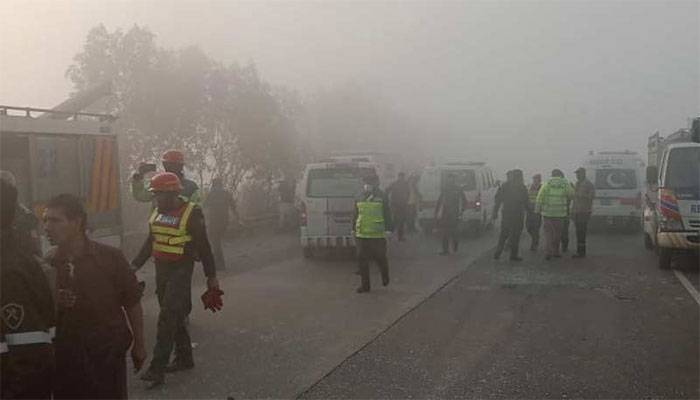 شدید دھند کے باعث موٹرے وے پر گاڑیاں ٹکرا گئیں، 3 جاں بحق