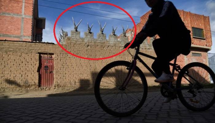 بولیویا: گھر کی دیوار پر شیطان کے مجسمے نصب، لوگ شدید خوفزدہ