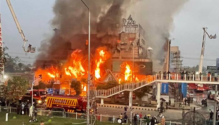 لاہور کے شاپنگ پلازہ میں خوفناک آتشزدگی