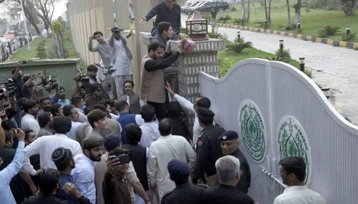 سندھ ہاؤس حملہ کیس، پی ٹی آئی ایم این ایز کو رہا کرنے کا حکم