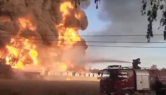 نوشہرہ : آئل ٹینکر ڈپو میں خوفناک آگ ، 20 لاکھ لیٹر پٹرول جل گیا