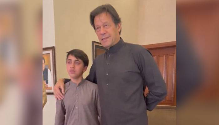 پی ٹی آئی جلسے میں رونے والے بچے کی عمران خان سے ملاقات کی خواہش پوری