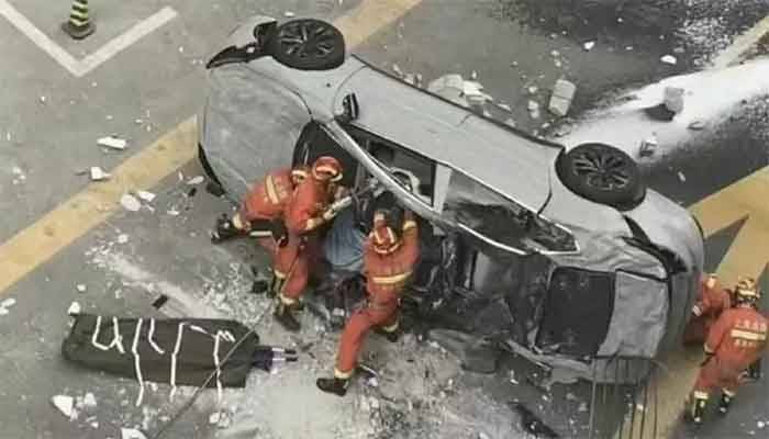 چین میں کار تیسری منزل سے گر گئی، ڈرائیور سمیت 2 جاں بحق