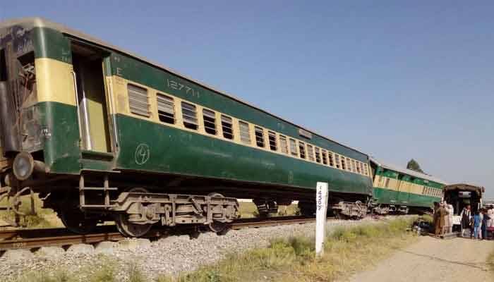 خان پور کے قریب حادثہ، ٹرین کی بوگیاں پٹڑی سے اترگئیں