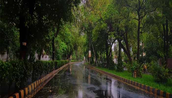لاہور سمیت مختلف علاقوں میں بارش، گرمی کا زور ٹوٹ گیا