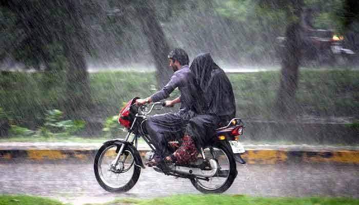 لاہور سمیت مختلف علاقوں میں بارش سے موسم خوشگوار