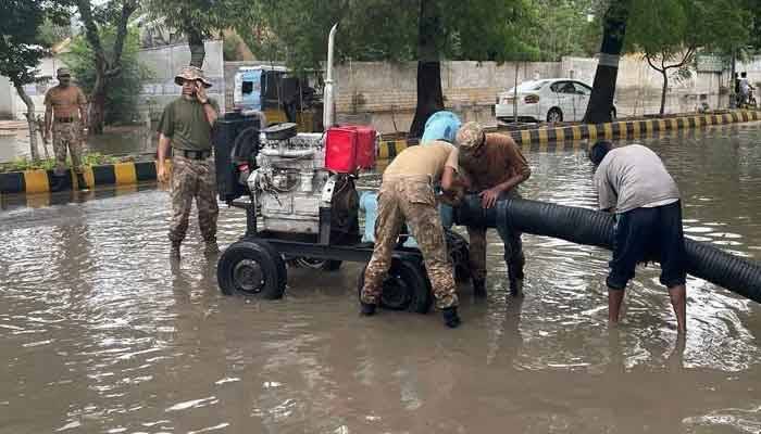 کراچی میں موسلادھار بارش: نکاسی آب کیلیے پاک فوج کے دستے پہنچ گئے