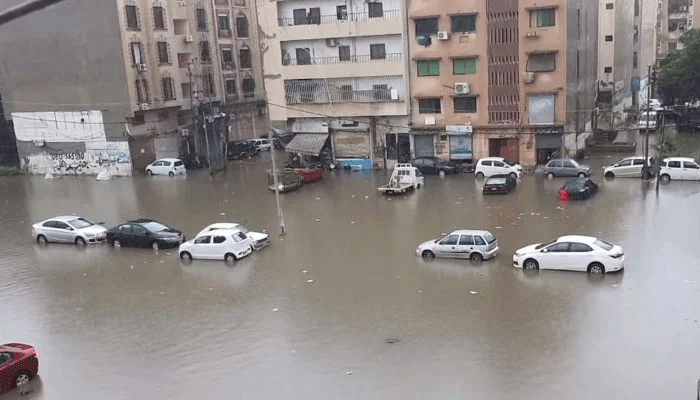 بارش نے کراچی ڈبو دیا، سڑکیں برساتی نالوں میں تبدیل