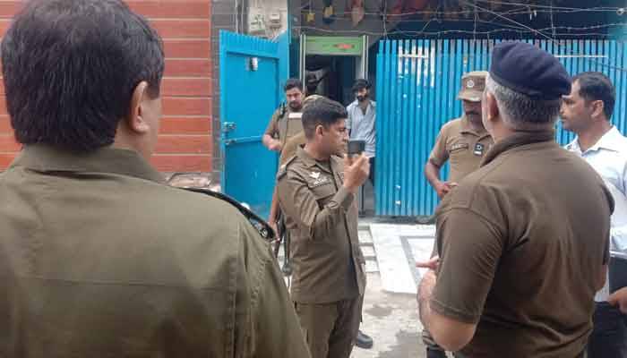 ضمنی الیکشن: لاہور سے مسلح شخص گرفتار، منی رائفل برآمد