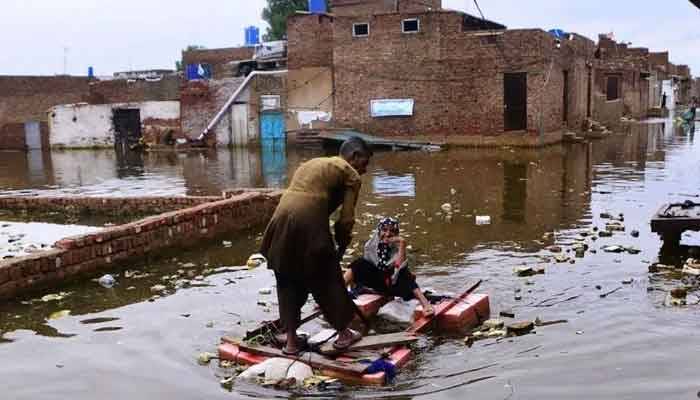 فوجی افسران ، وفاقی کابینہ کا ایک ماہ کی تنخواہ سیلاب متاثرین کیلئے عطیہ کرنے کا اعلان