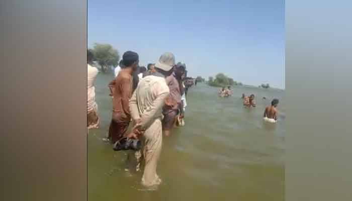 سیلاب متاثرین کی منتقلی کے دوران کشتی دریائے سندھ میں الٹ گئی