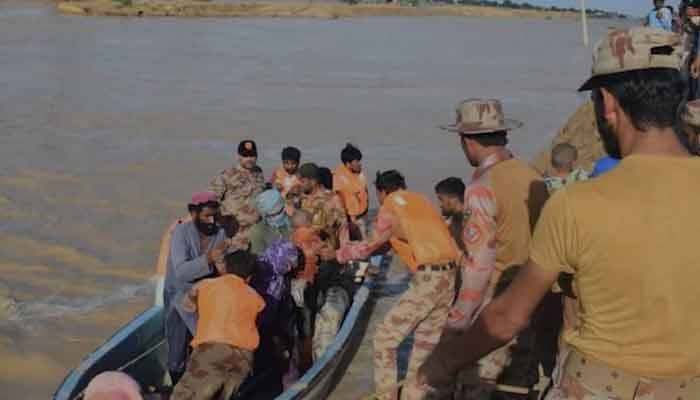پاک فوج کی متاثرہ علاقوں میں امدادی سرگرمیاں جاری