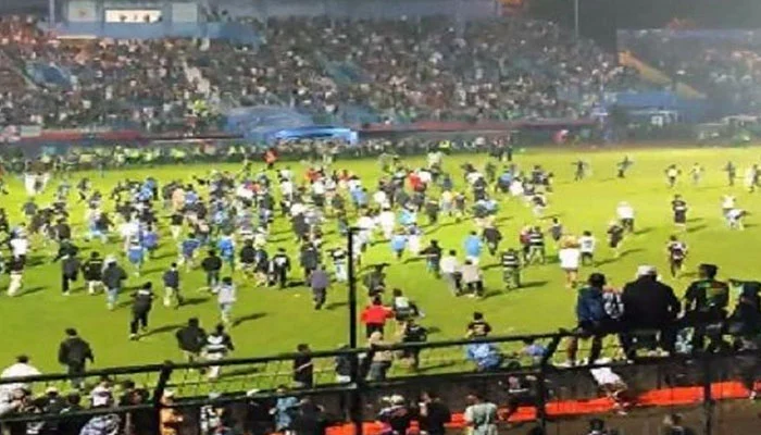انڈونیشیا: فٹبال میچ کے بعد ہنگامہ آرائی،174 افراد ہلاک