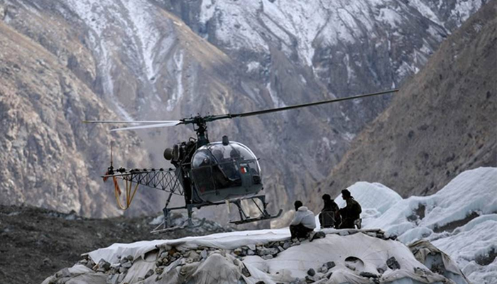 بھارتی فوج کا ہیلی کاپٹرگر کر تباہ، 1 پائلٹ ہلاک