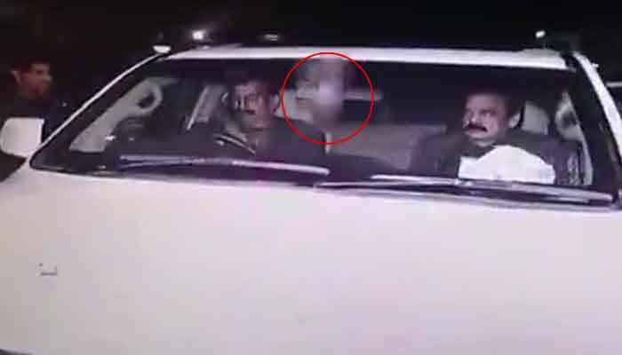 وزیر داخلہ رانا ثناء اللہ کی گاڑی پر جوتا پھینک دیا گیا