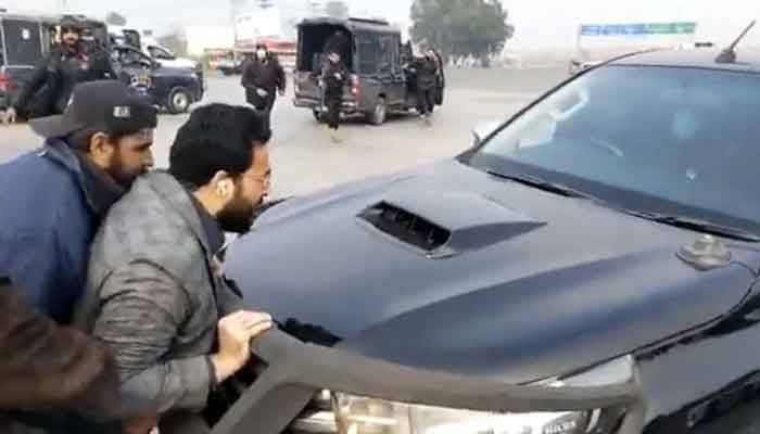 ویڈیو : فرخ حبیب کی فواد چوہدری کو لے جانیوالی گاڑی کو روکنے کی کوشش