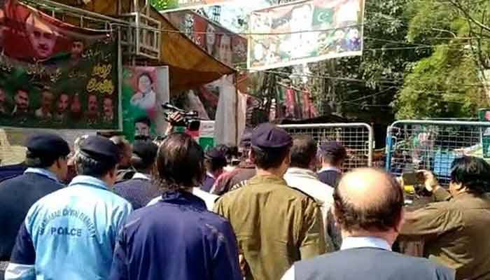 توشہ خانہ کیس: پولیس عمران خان کے وارنٹ گرفتاری لے کر زمان پارک پہنچ گئی
