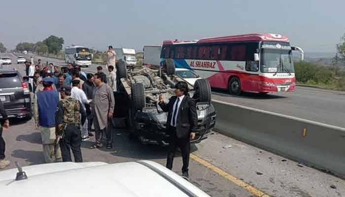 عمران خان کی گاڑی کو اسلام آباد جاتے ہوئے کلر کہار کے مقام پر حادثہ