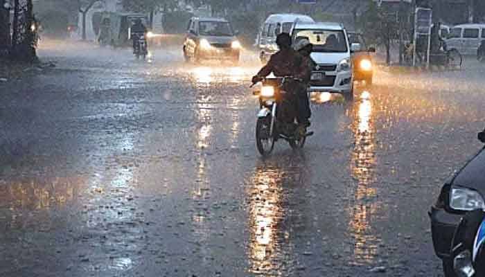 لاہور سمیت ملک کے مختلف شہروں میں گرج چمک کیساتھ موسلادھار بارش