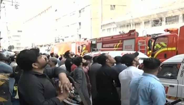 کراچی:نیوچالی جنریٹر مارکیٹ میں عمارت کو آگ لگ گئی