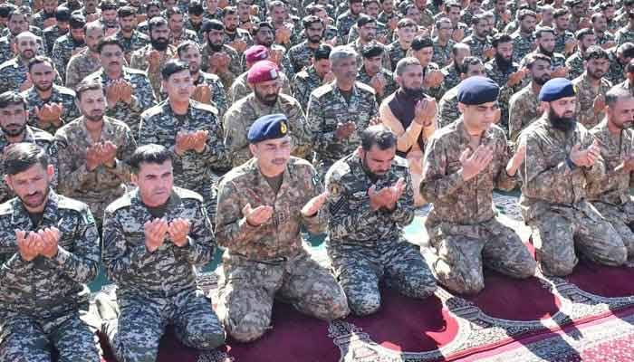 آرمی چیف نے پاک افغان بارڈر پر تعینات فوجی جوانوں کے ساتھ عید کا دن گزارا