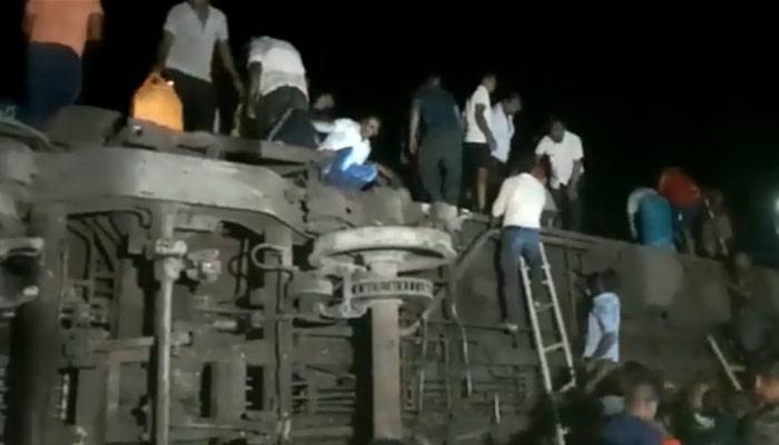بھارت : مسافر اور مال بردار ٹرین میں تصادم، 50 افراد ہلاک، متعدد زخمی