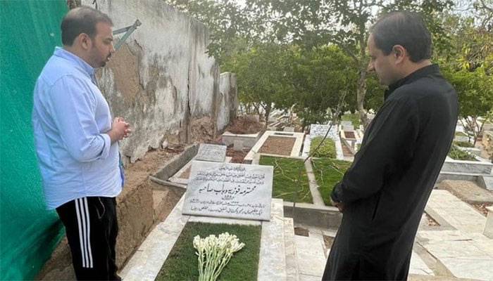 میئر کراچی منتخب ہونے کے بعد مرتضیٰ وہاب کی اپنی والدہ کی قبر پر حاضری