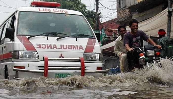 لاہور: شدید بارش سے مختلف حادثات میں 7 افراد جاں بحق