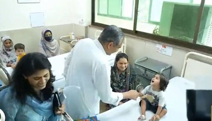 محسن نقوی کی سوشل سکیورٹی ہسپتال میں زیر علاج بچی ہانیہ سے ملاقات کی ویڈیو وائرل