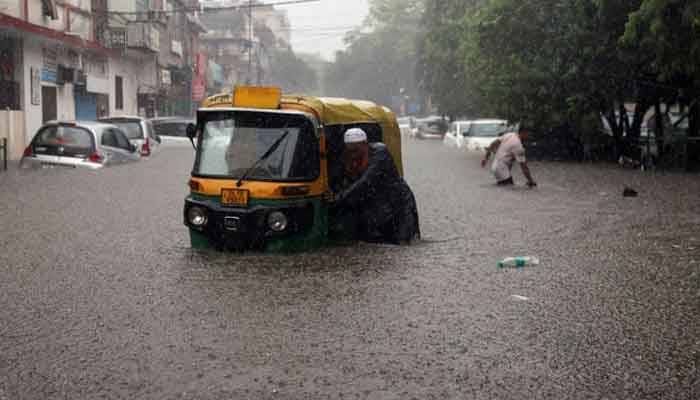 بھارت میں بارشوں اور سیلابی ریلوں نے تباہی مچادی،100 افراد ہلاک