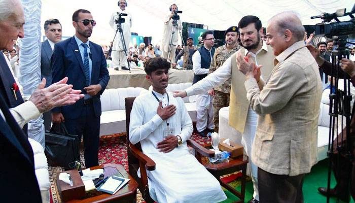 لیپ ٹاپ تقسیم کی تقریب،طالبعلم کا وزیر اعظم کا شکریہ، وزیر اعظم نے اپنی کرسی پر بٹھا دیا