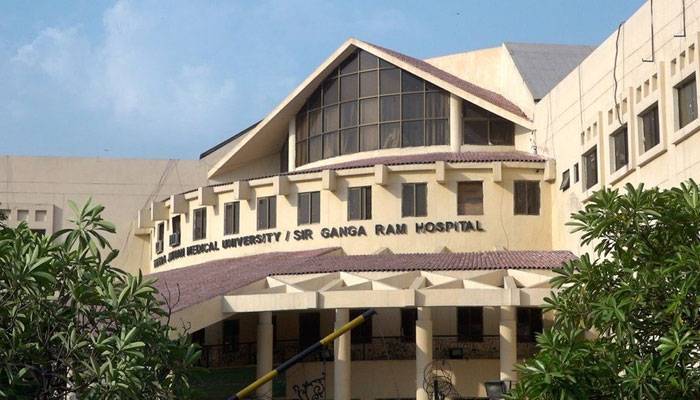 فاطمہ جناح میڈیکل یونیورسٹی و گنگارام ہسپتال کے ڈریم لینڈ ہاسٹل کے کچن کی چھت گرگئی