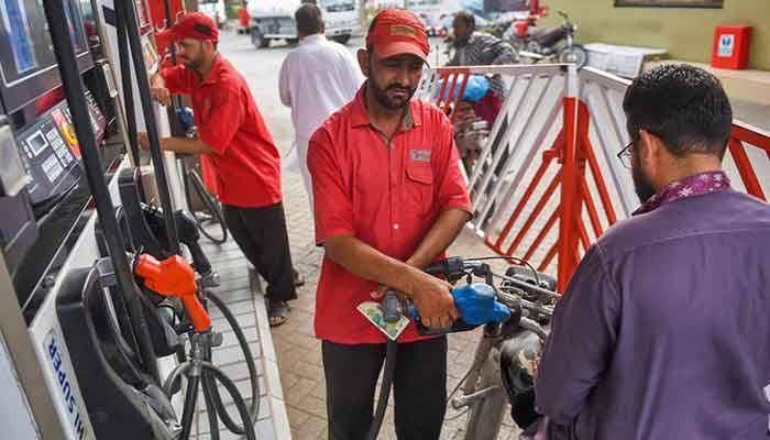 حکومت نے مہنگائی کا بم گرا دیا، پٹرول اور ڈیزل کی قیمت میں بڑا ضافہ