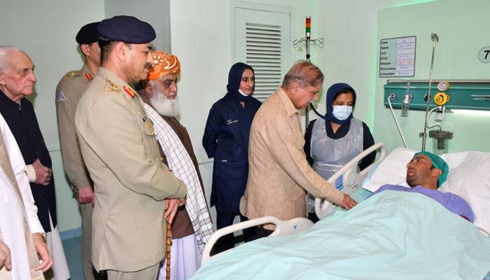 خار دھماکا: وزیراعظم، آرمی چیف کا زیر علاج زخمی افراد کی عیادت کیلئے سی ایم ایچ کا دورہ