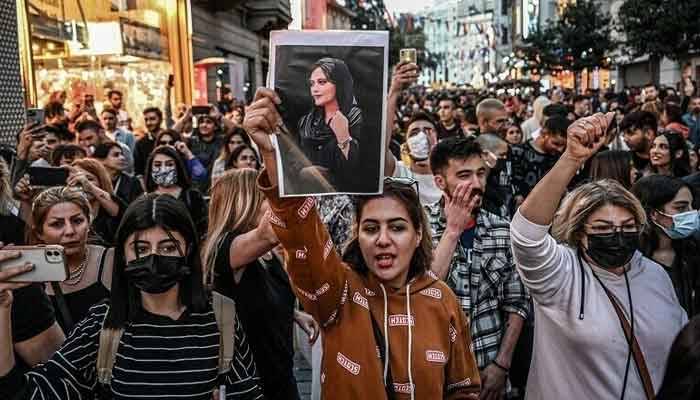 ایران میں حجاب معاملے پر زیرِ حراست ہلاک ہونے والی مہسا امینی کی پہلی برسی