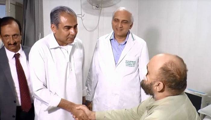 محسن نقوی کی غیر معیاری انجکشن سے متاثرہ مریضوں سے ملاقات،مزاج پرسی کی