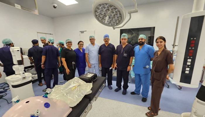 کراچی: جناح اسپتال کی تاریخ میں پہلی بار روبوٹک سرجری