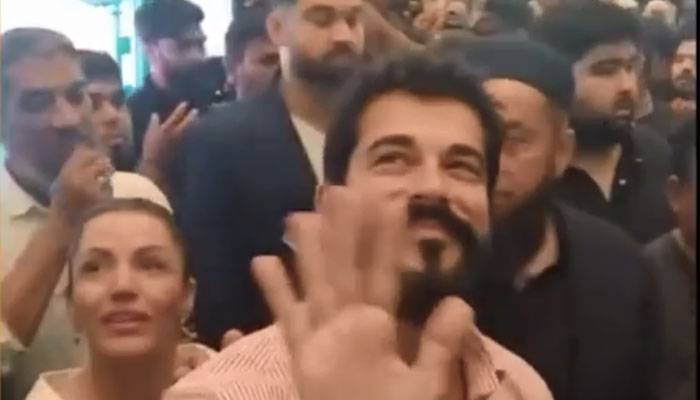 'کورولوش عثمان'کےمرکزی اداکار کی کراچی آمد،مداحوں نے پرتپاک استقبال کیا