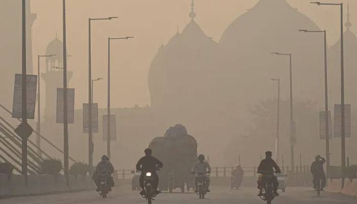 لاہور فضائی آلودگی میں دہلی اور ممبئی کو بھی پیچھے چھوڑ گیا