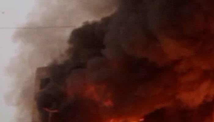کراچی :شاپنگ پلازہ میں فوم کی دکان میں آگ لگ گئی
