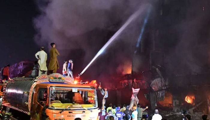 کراچی : شاپنگ پلازہ میں لگنے والی آگ پر قابو پالیا